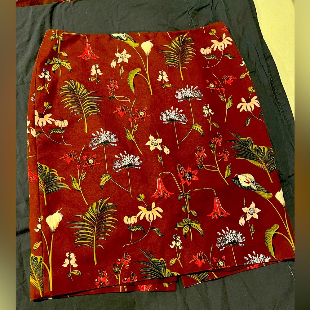 Ann Taylor Women’s skirt - Floral print w burgundy background.